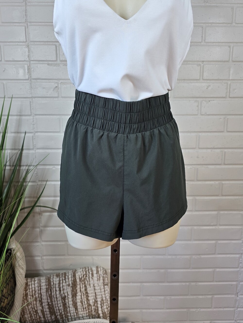 Varley High Waist Elastic Waistband Running Shorts Dark Green Small